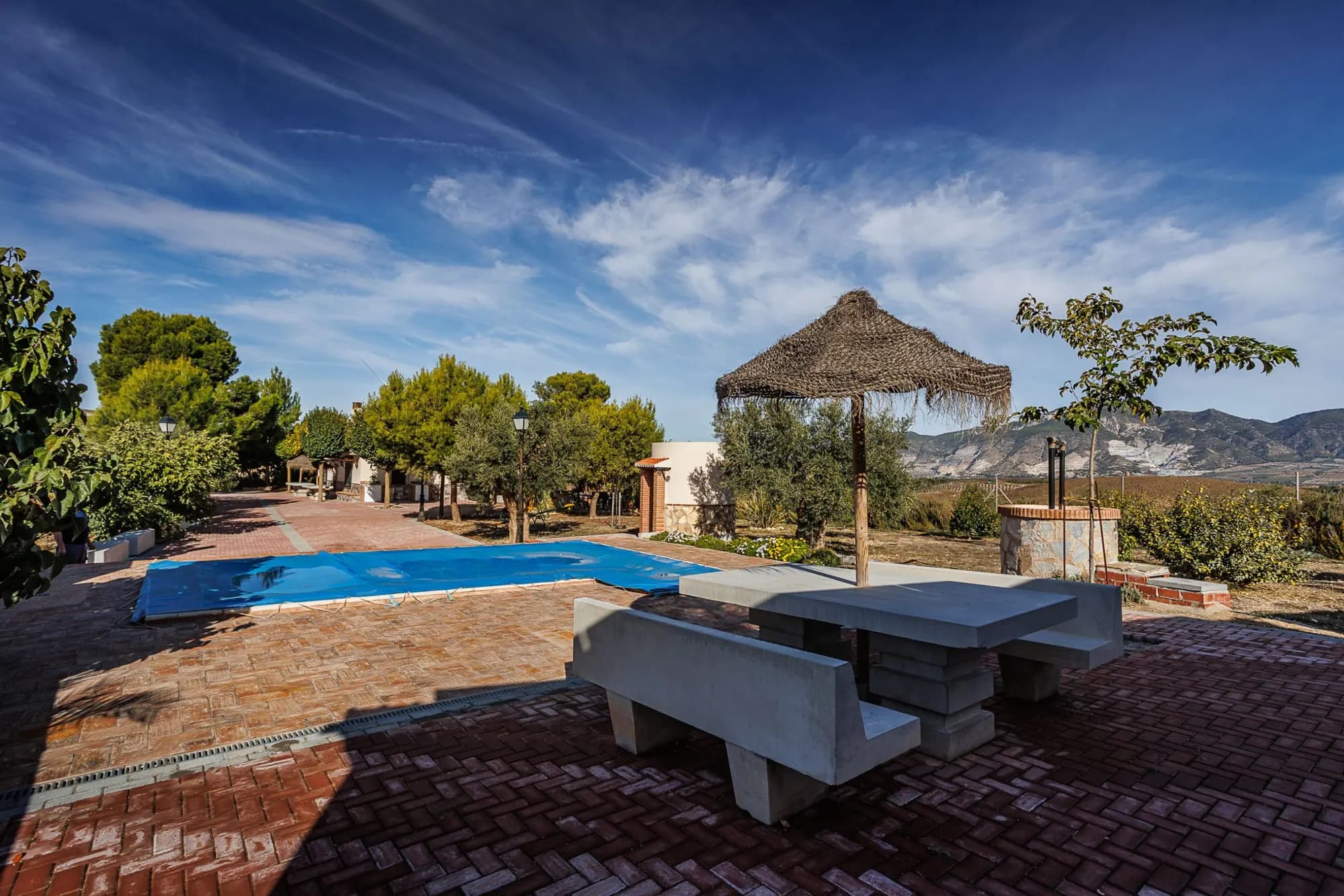 Piscina de la casa rural de Cónchar con las montañas del Valle de Lecrín